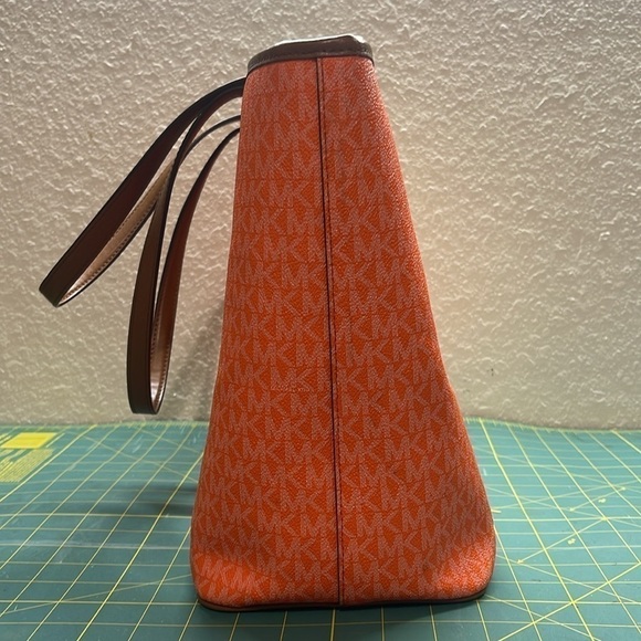 Michael Kors Signature Carter Large Tote Bag Orange / Gray - Picture 5 of 10